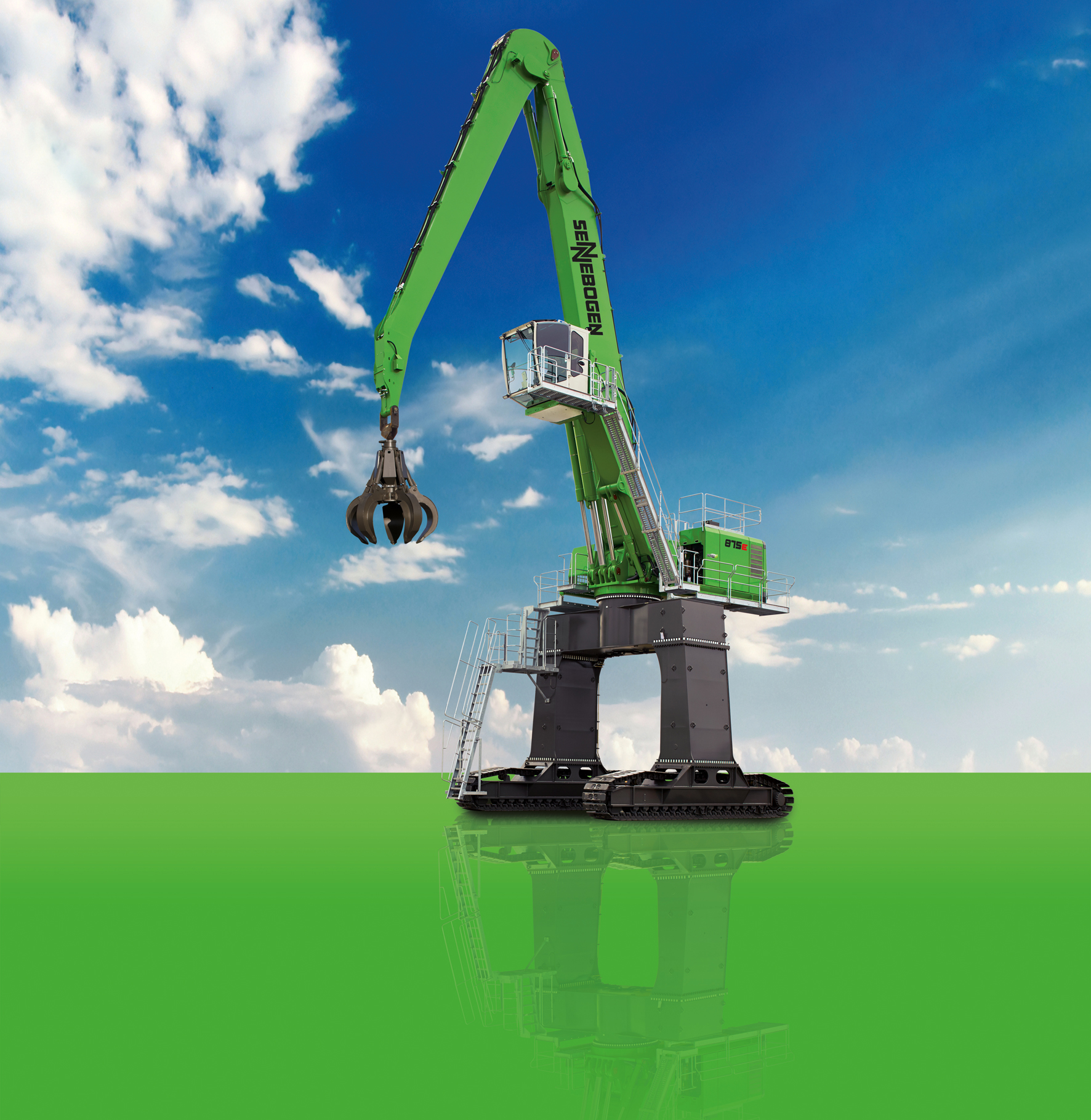 The new SENNEBOGEN 875 E-series with an operating weight of up to 150 t is ideally suited for port handling and industrial applications.