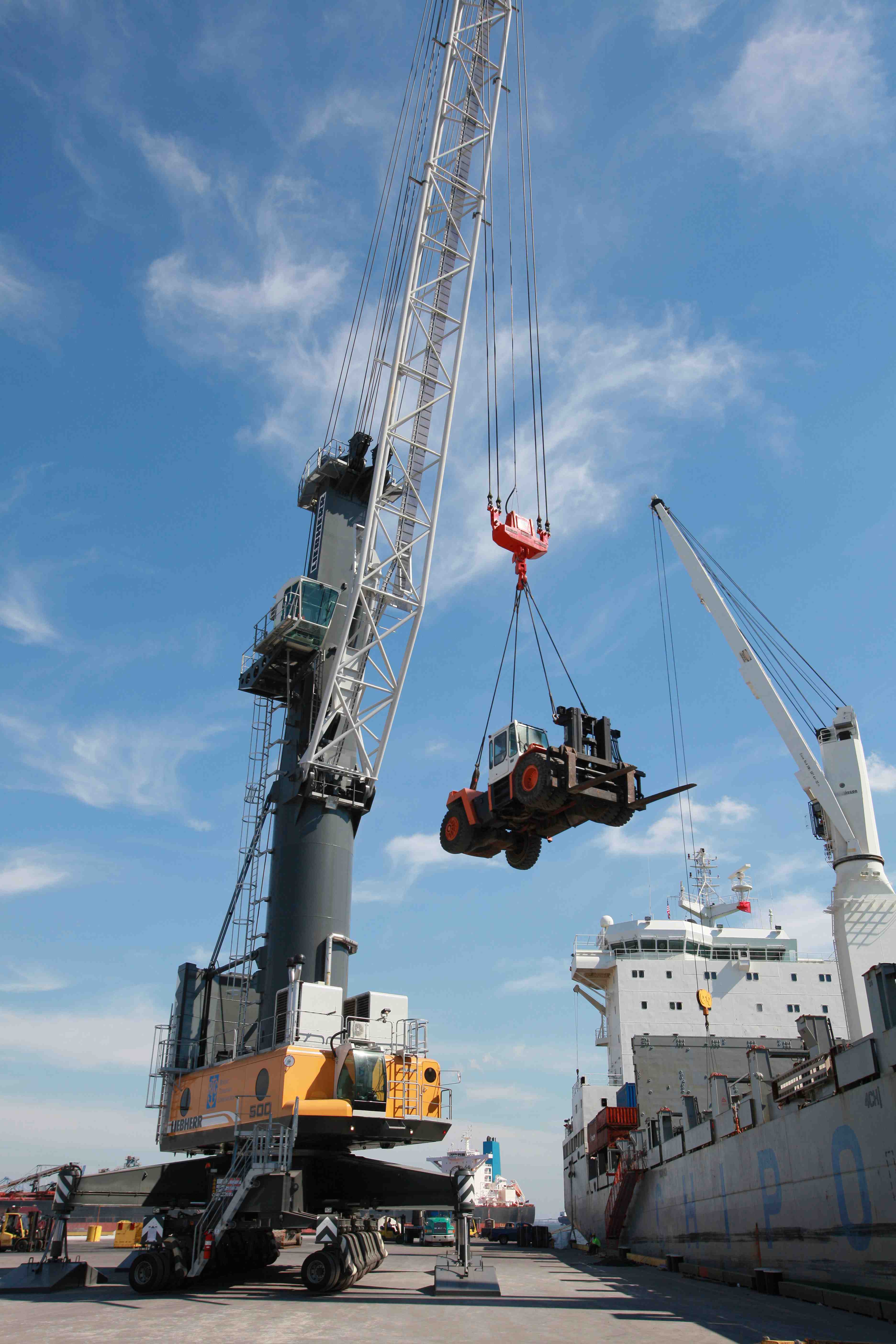 The largest mobile harbor crane on the US east cost was officially ...