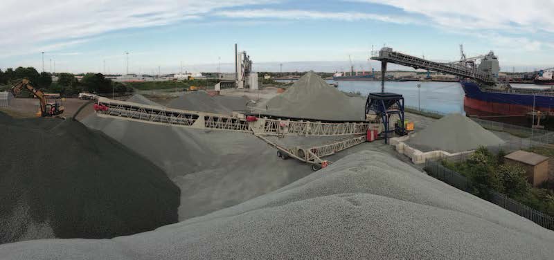 Handling aggregates from self-unloading vessels